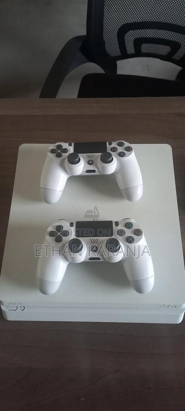 White Playstation 4 Slim. Ps4 Slim With 2 Pads
