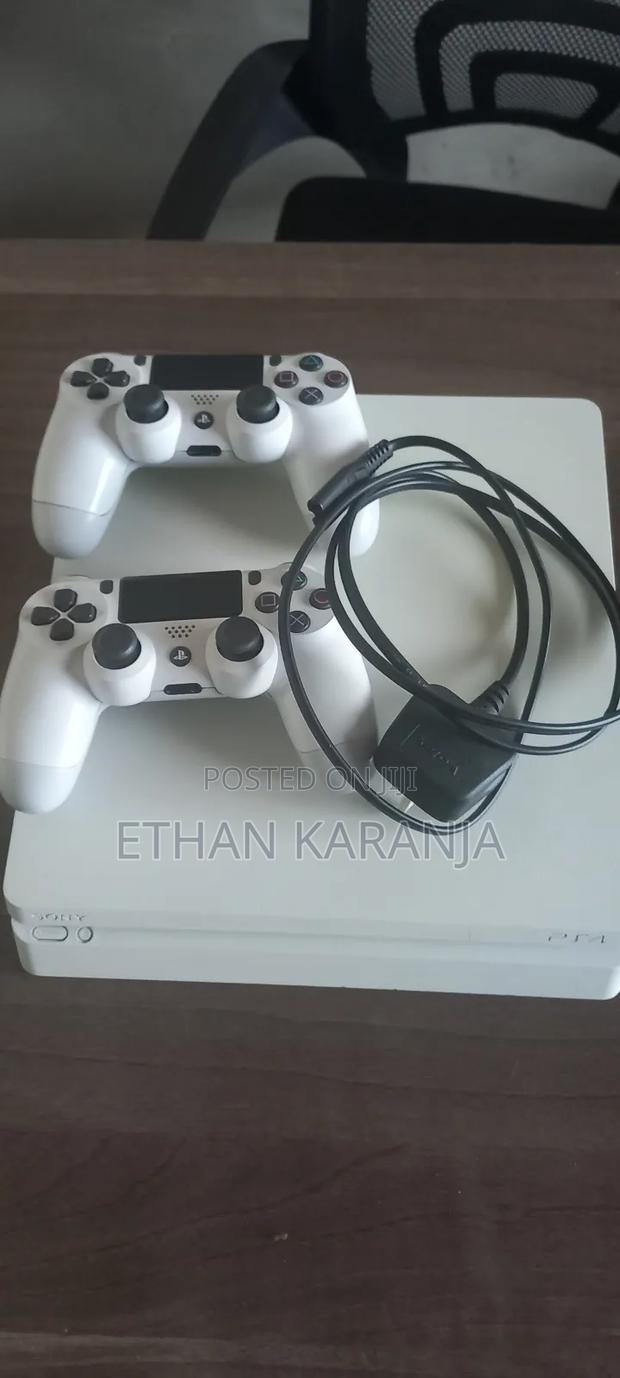 White Playstation 4 Slim. Ps4 Slim With 2 Pads - thumbnail 2