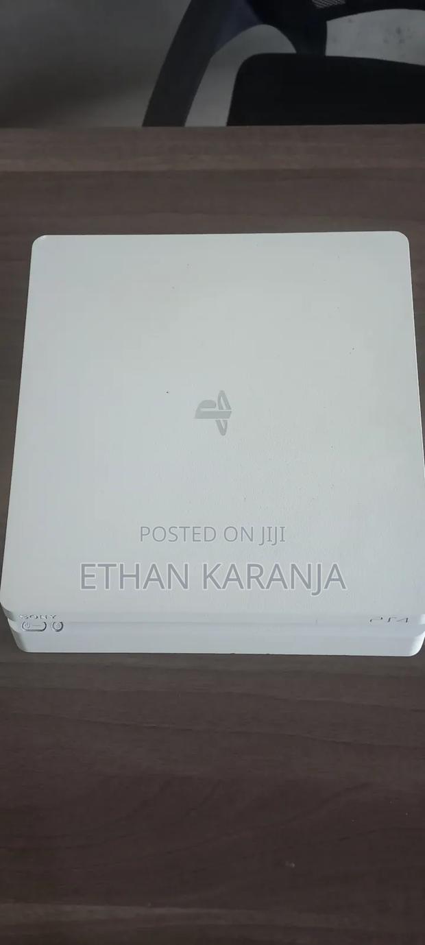 White Playstation 4 Slim. Ps4 Slim With 2 Pads - thumbnail 3