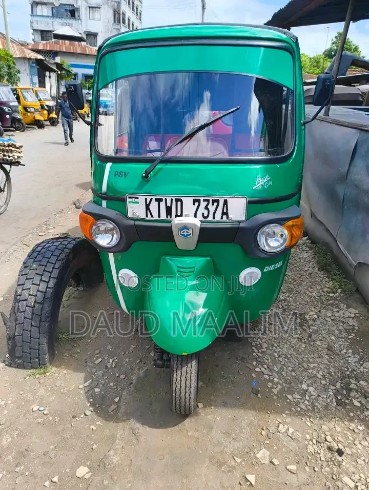 Piaggio 2021 Yellow