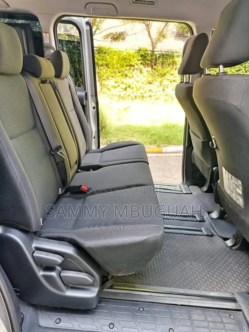 Toyota Noah 2016 Silver