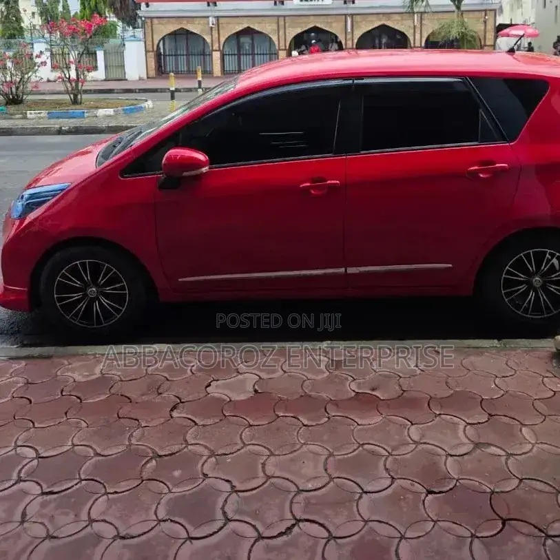 Toyota Ractis 1.5 AWD 2015 Red