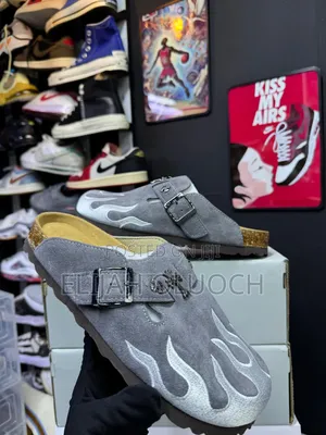 Gray Birkenstock “Flame Print”
Sizes :_38 39 40 41 42 43 44 45
