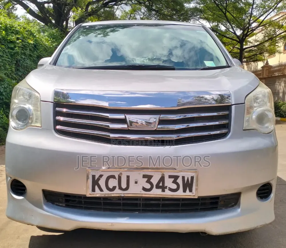 Toyota Noah 2.0 158hp FWD (8 Seater) 2012 Silver