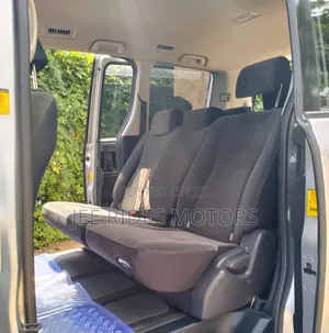 Toyota Noah 2.0 158hp FWD (8 Seater) 2012 Silver