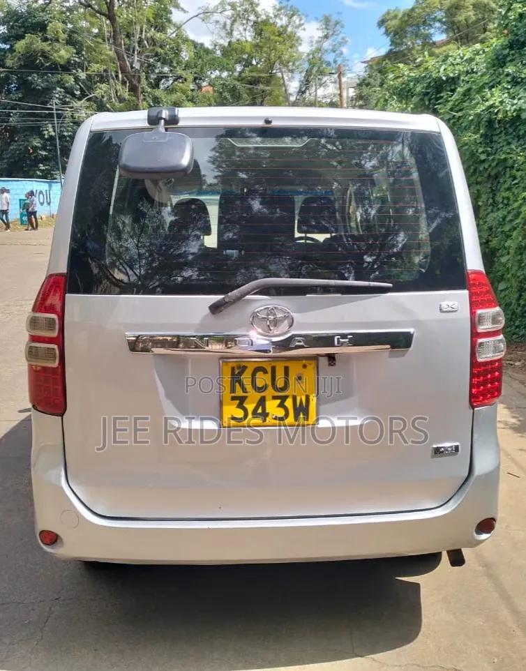 Toyota Noah 2.0 158hp FWD (8 Seater) 2012 Silver