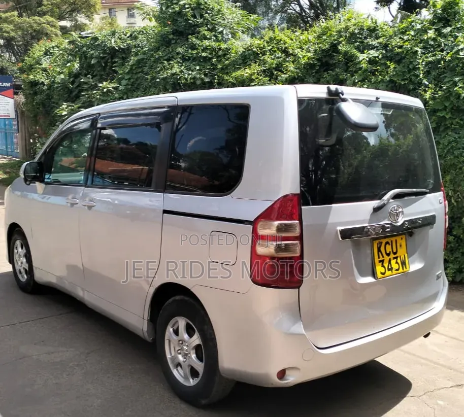 Toyota Noah 2.0 158hp FWD (8 Seater) 2012 Silver