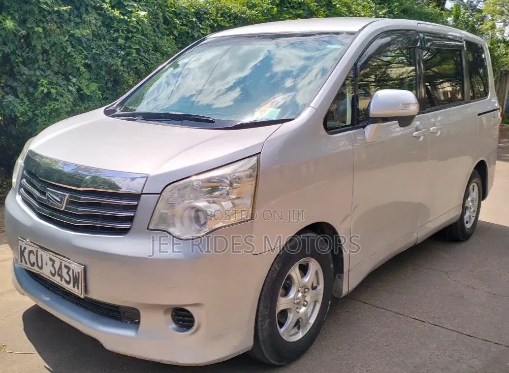 Toyota Noah 2.0 158hp FWD (8 Seater) 2012 Silver