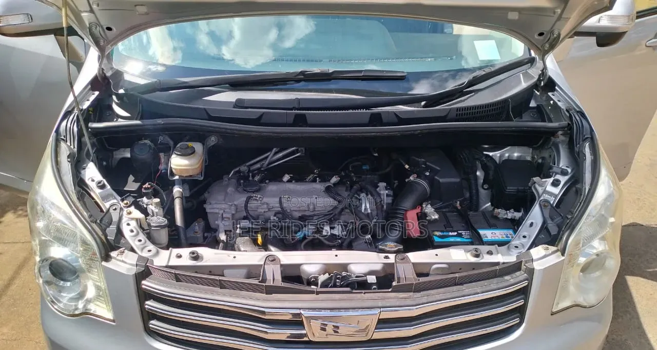Toyota Noah 2.0 158hp FWD (8 Seater) 2012 Silver
