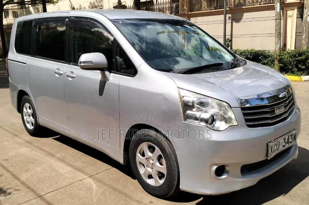Toyota Noah 2.0 158hp FWD (8 Seater) 2012 Silver