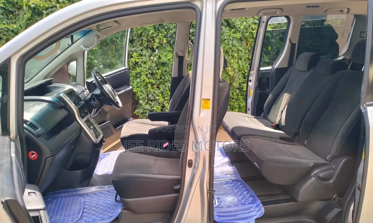 Toyota Noah 2.0 158hp FWD (8 Seater) 2012 Silver