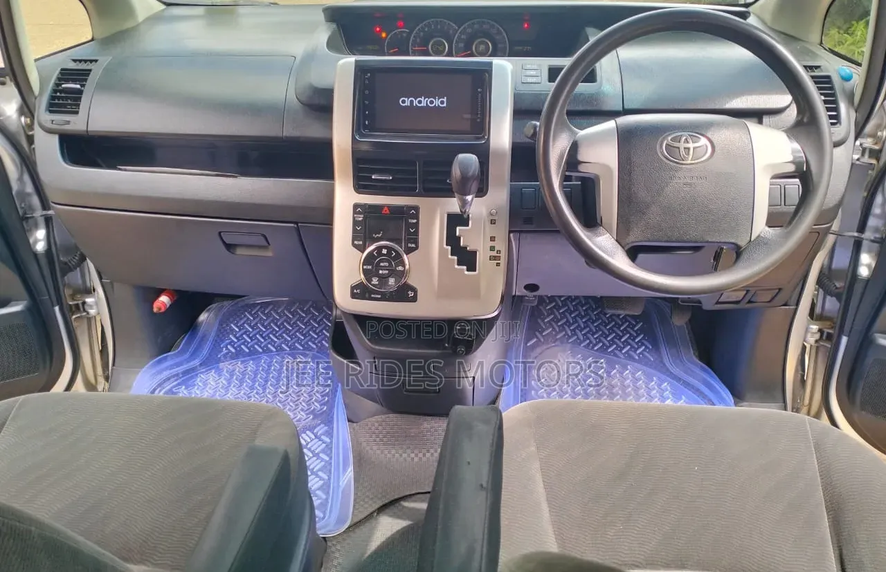 Toyota Noah 2.0 158hp FWD (8 Seater) 2012 Silver