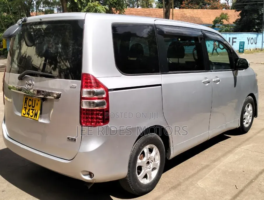 Toyota Noah 2.0 158hp FWD (8 Seater) 2012 Silver