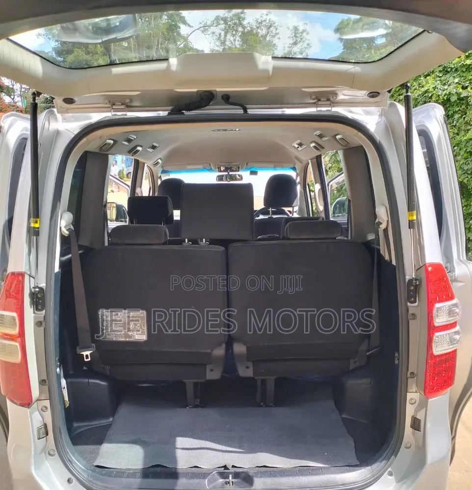 Toyota Noah 2.0 158hp FWD (8 Seater) 2012 Silver