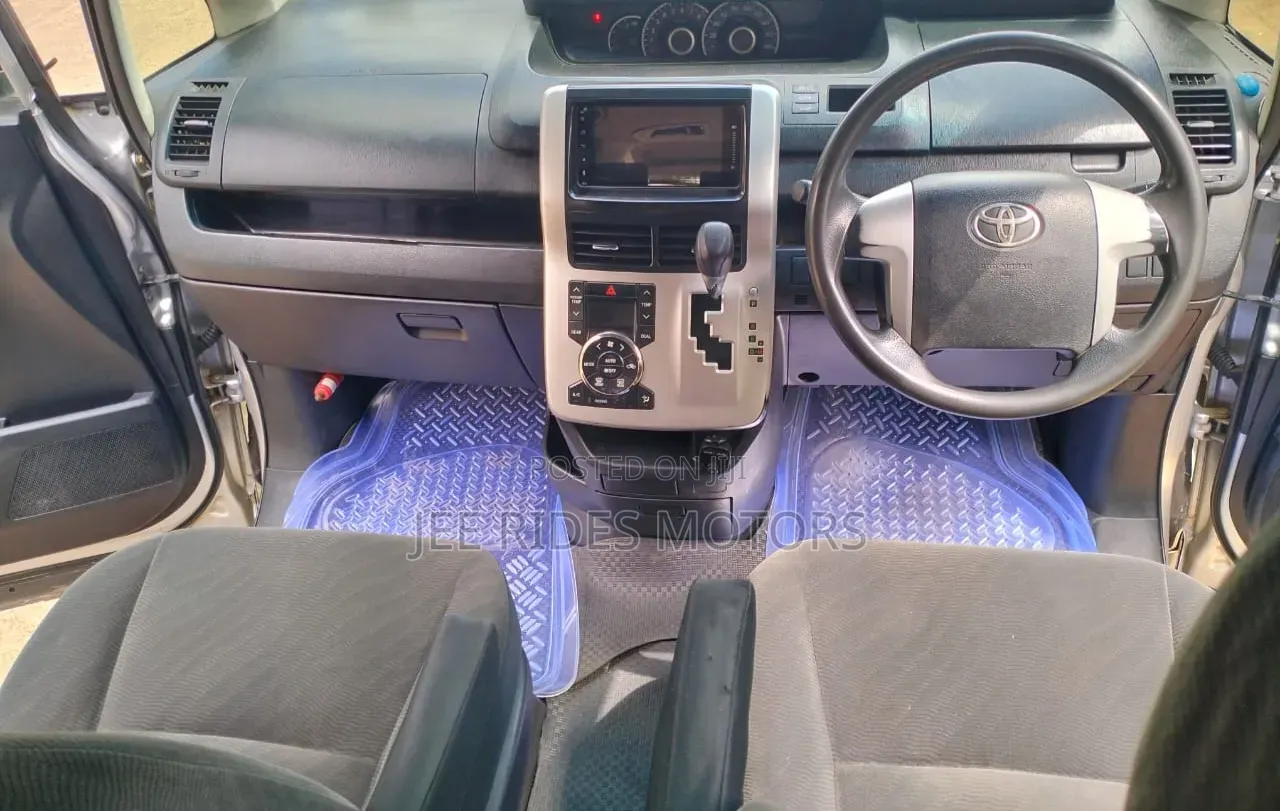 Toyota Noah 2.0 158hp FWD (8 Seater) 2012 Silver
