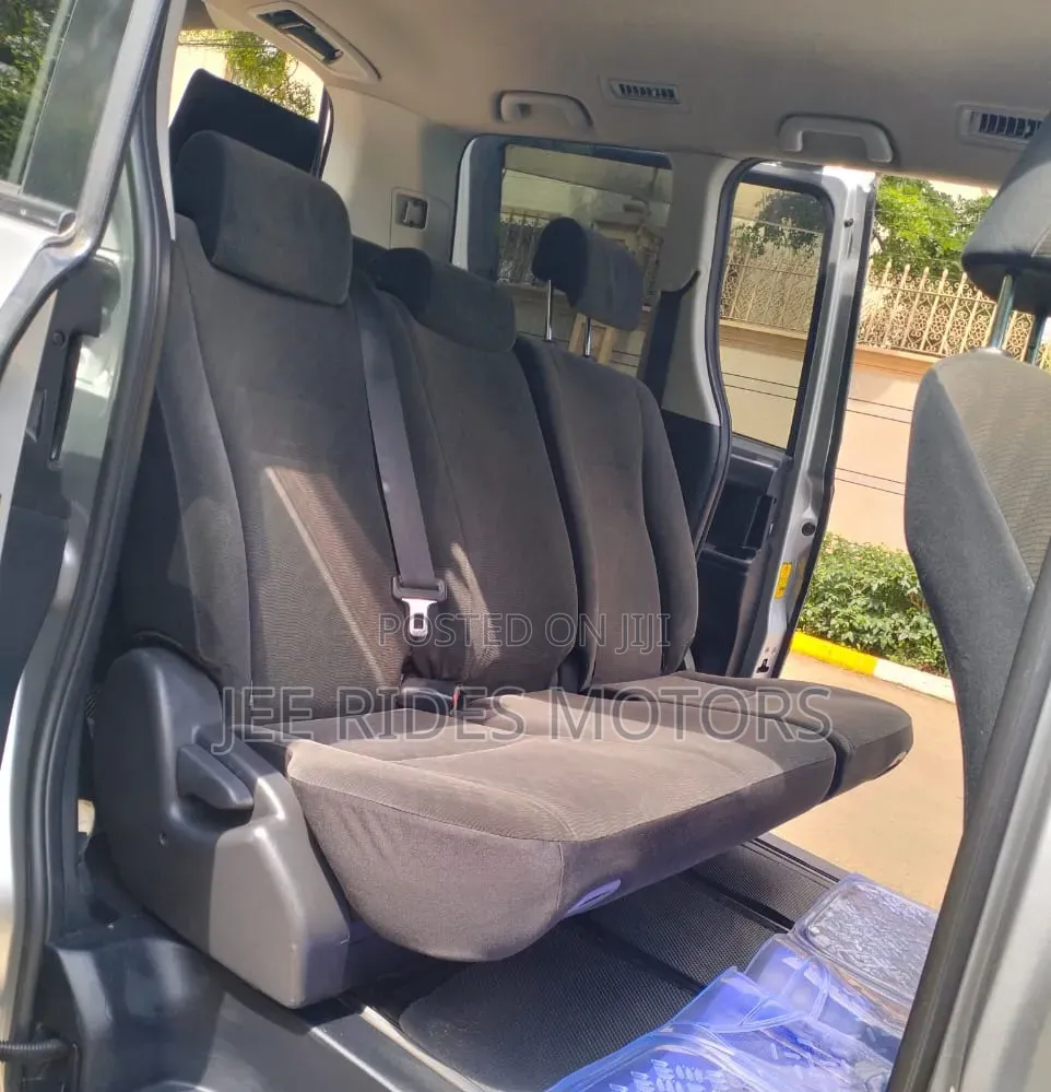 Toyota Noah 2.0 158hp FWD (8 Seater) 2012 Silver