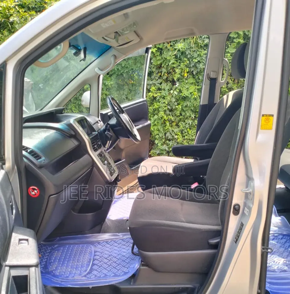 Toyota Noah 2.0 158hp FWD (8 Seater) 2012 Silver