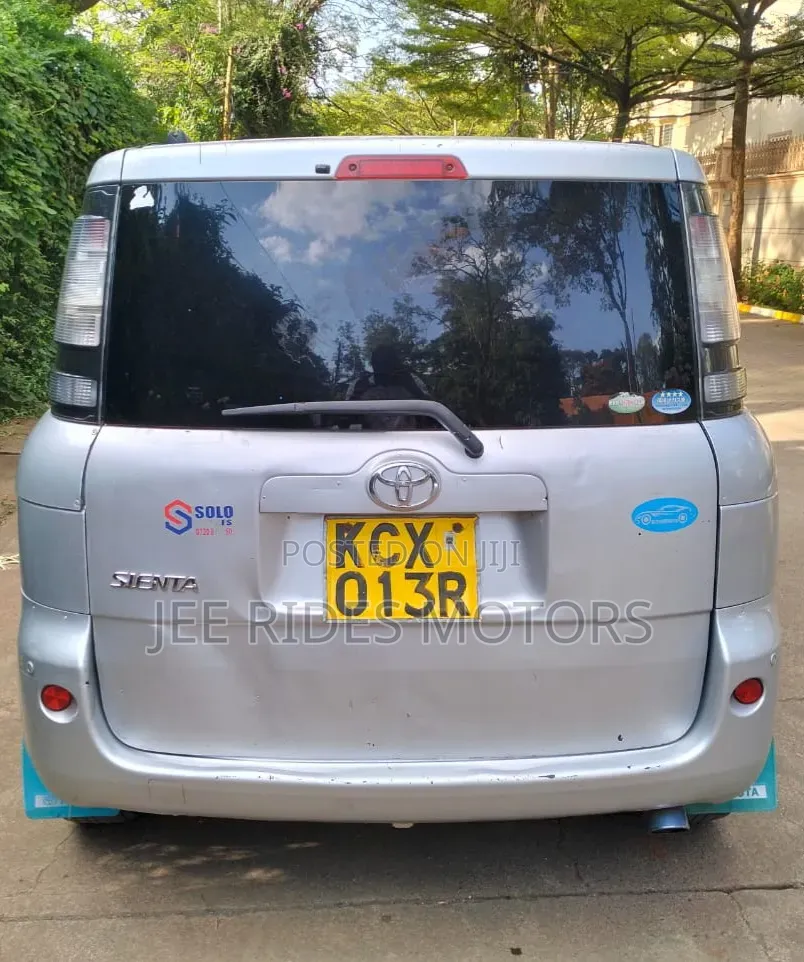 Toyota Sienta 1.5 FWD 2012 Silver