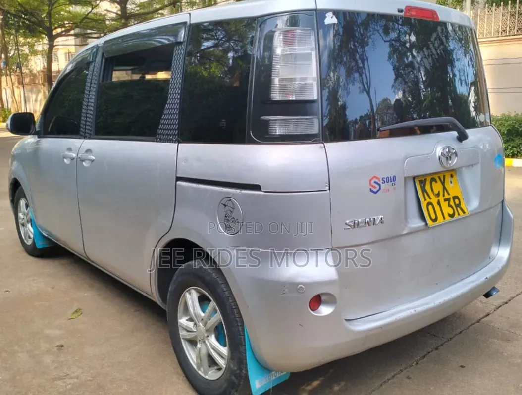 Toyota Sienta 1.5 FWD 2012 Silver