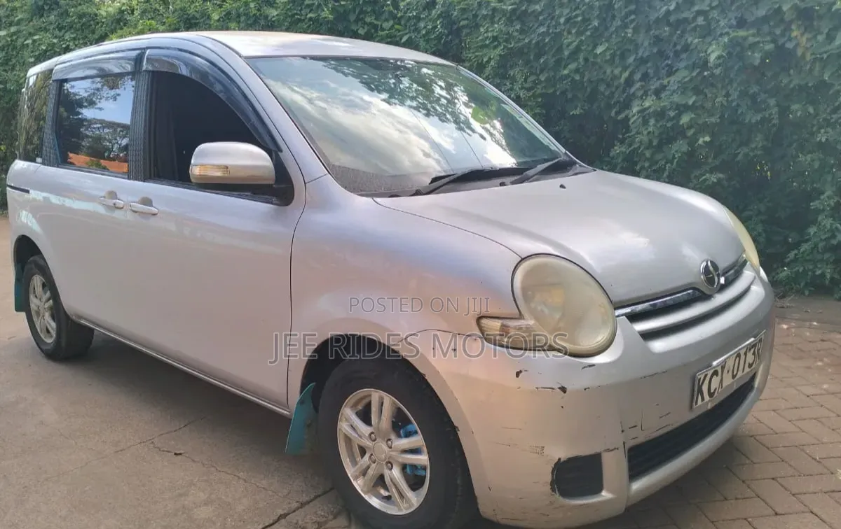 Toyota Sienta 1.5 FWD 2012 Silver