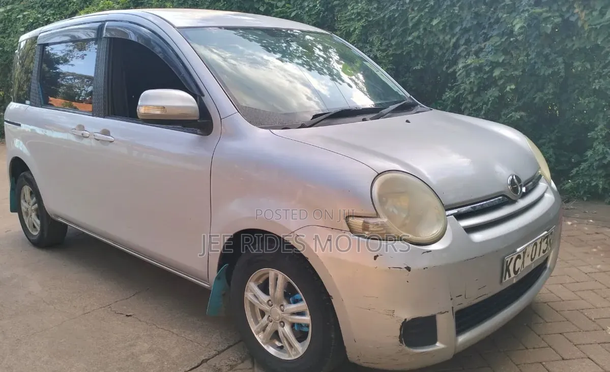 Toyota Sienta 1.5 FWD 2012 Silver