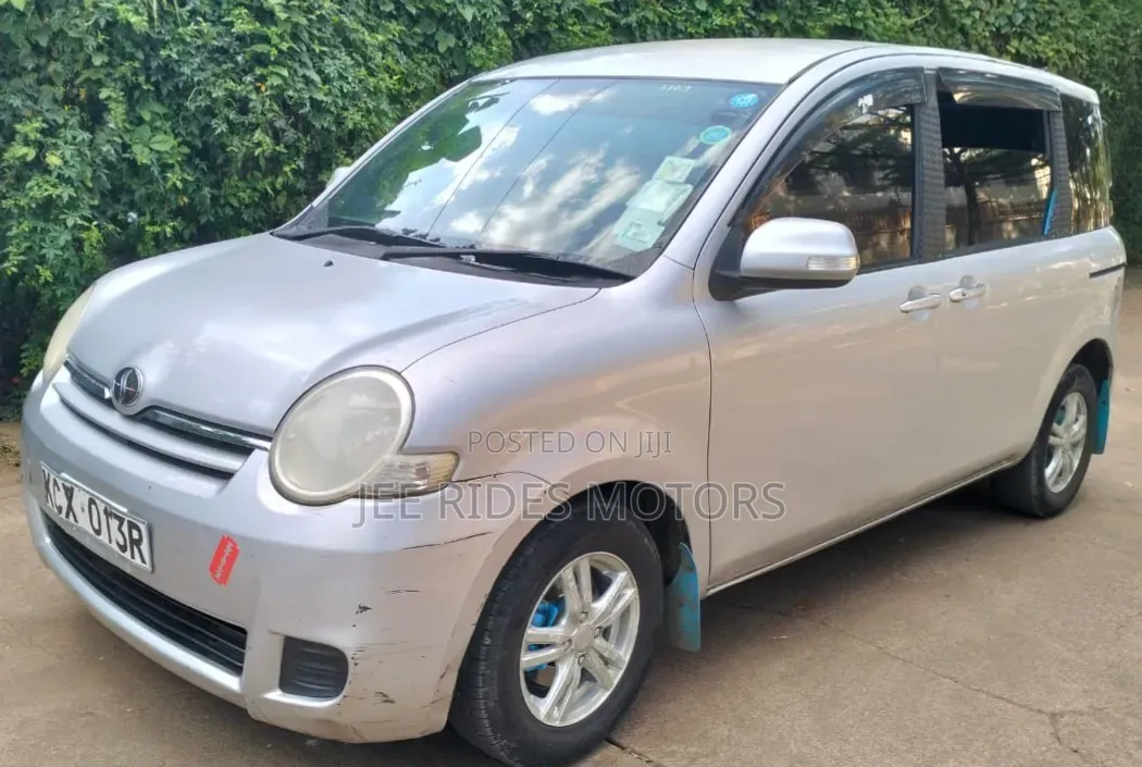 Toyota Sienta 1.5 FWD 2012 Silver
