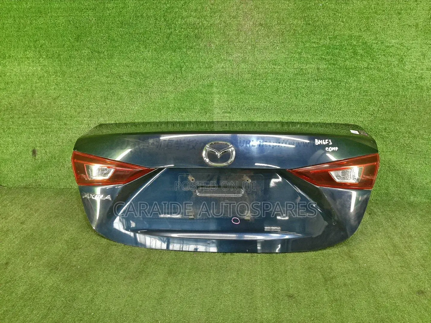 Axela 2014/2015 Boot/Tailgate Salon