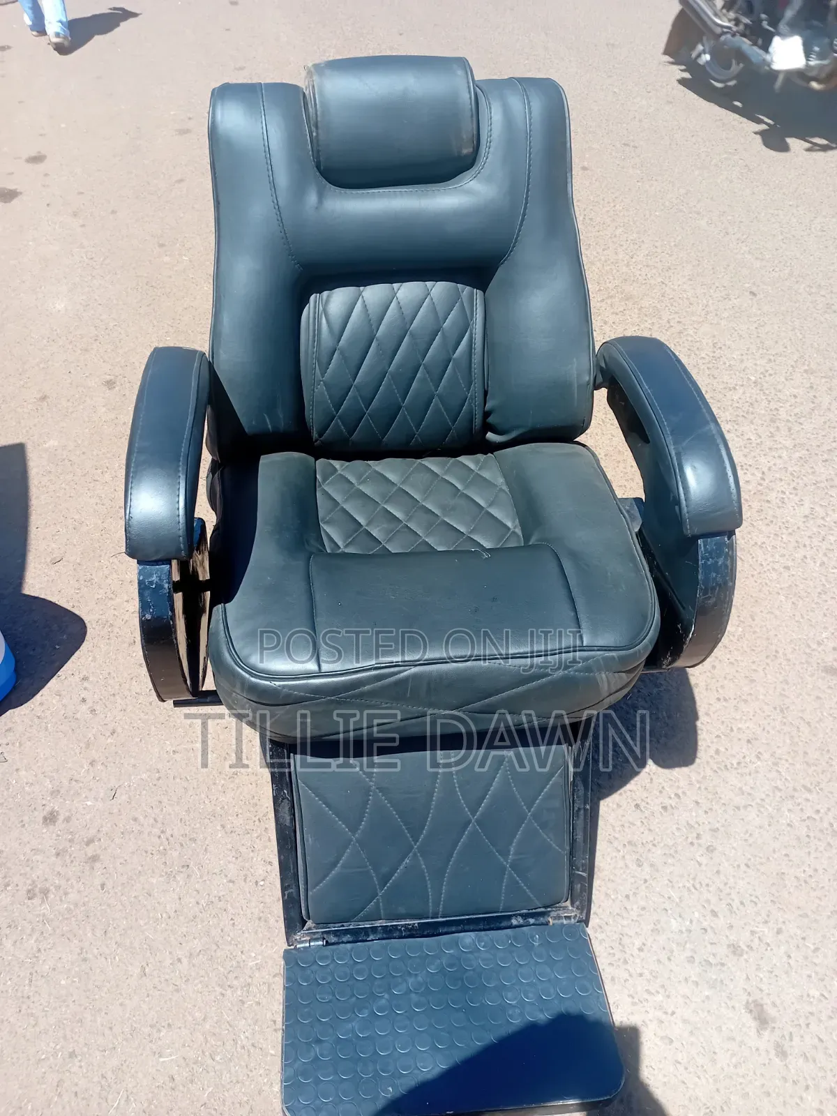 Kinyozi Seat