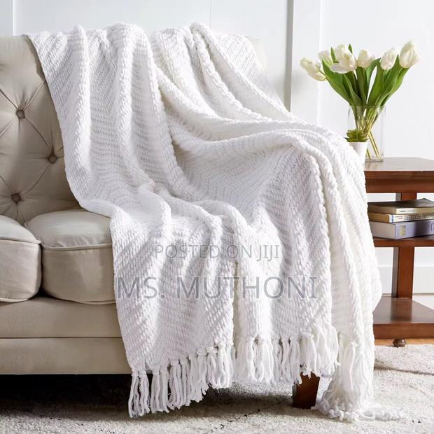 Textured Knitted Heavy Throw Blanket With Tassels* - thumbnail 3
