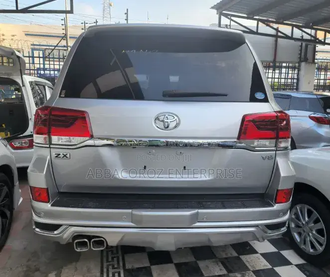 Toyota Land Cruiser 4.6 V8 ZX 2017 Silver