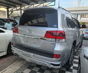 Toyota Land Cruiser 4.6 V8 ZX 2017 Silver