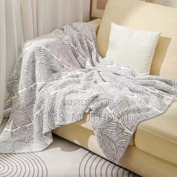 Leaf Pattern Micro Fiber Throw Blanket - thumbnail 3