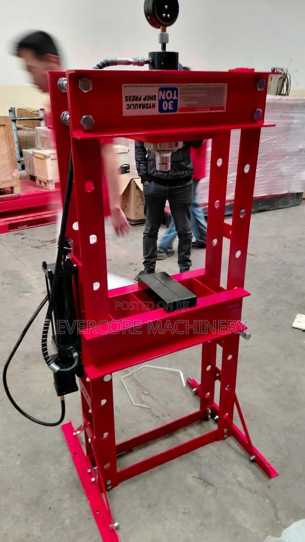 30tonne Heavy Duty Air/Hydraulic Press Machine.