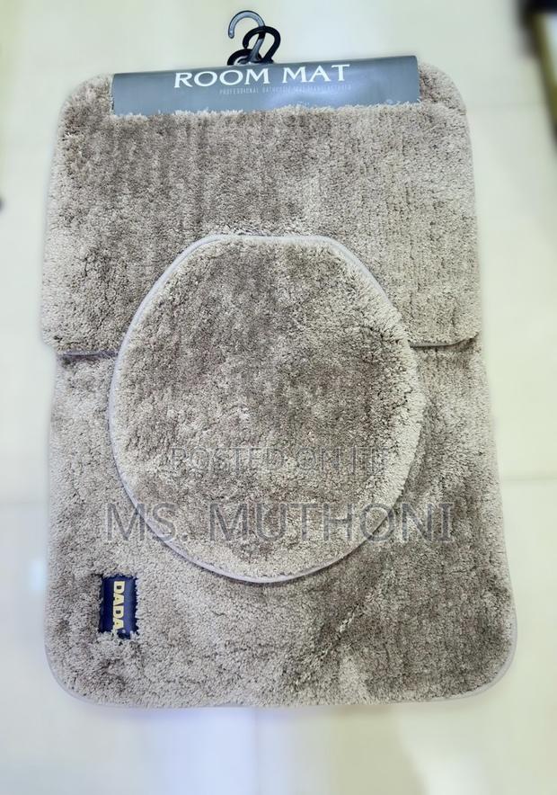 Plush 3-Piece Bathroom Mat Set Featuring a Non-Slip Backing - thumbnail 7