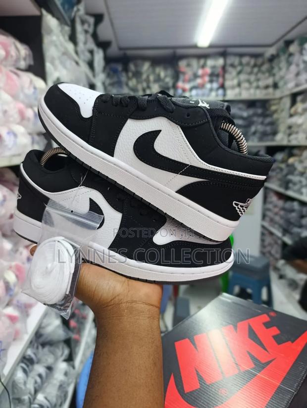 Nike Jordan 1 Low Sb Dunks Black/White Suede - Streetwear Sneakers - main view