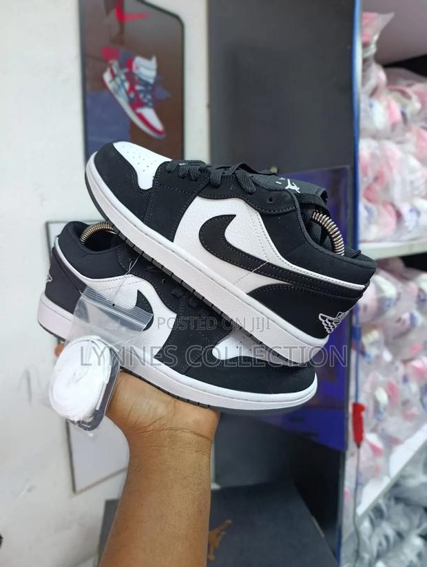 Nike Jordan 1 Low Sb Dunks Black/White Suede - Streetwear Sneakers - thumbnail 2