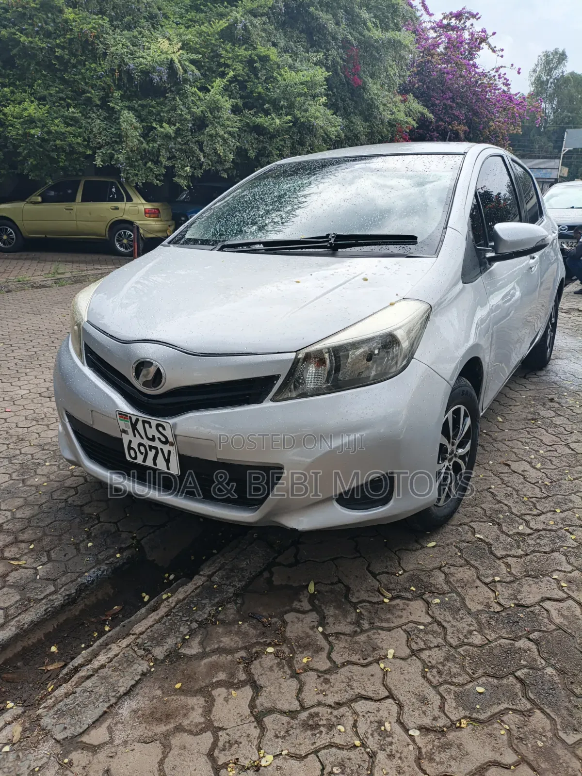 Toyota Vitz 2012 Silver