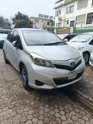 Toyota Vitz 2012 Silver