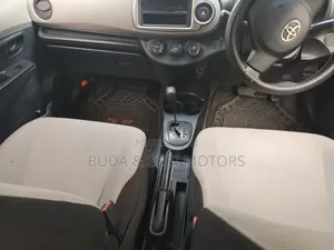 Toyota Vitz 2012 Silver