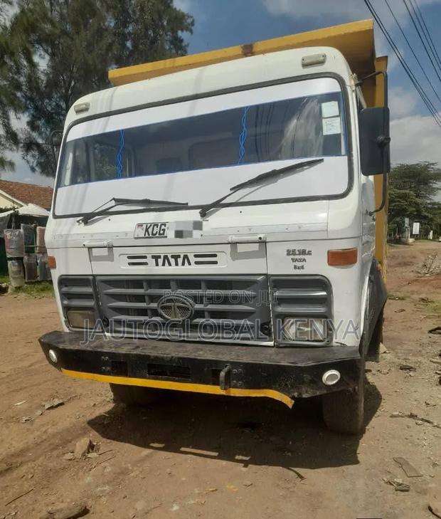 Tata Tipper 2019 White - thumbnail 2
