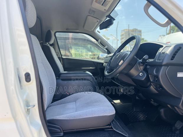Toyota HiAce 2018 White - thumbnail 3