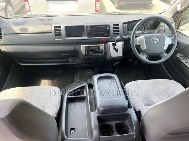 Toyota HiAce 2018 White - thumbnail 5