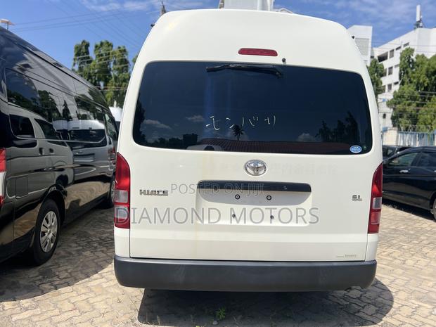 Toyota HiAce 2018 White - thumbnail 10