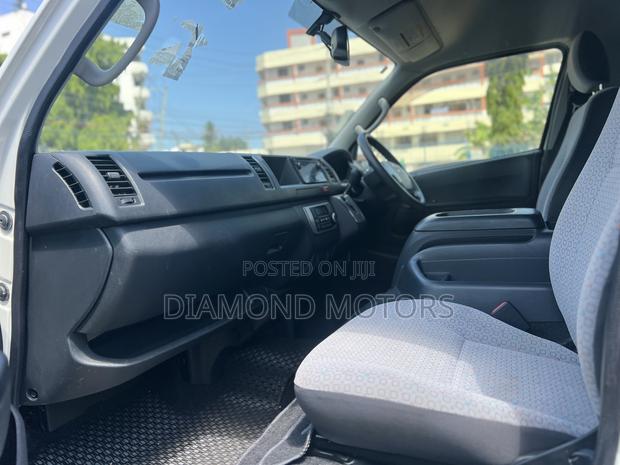 Toyota HiAce 2018 White - thumbnail 4