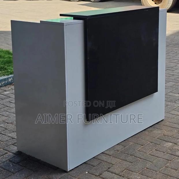 White/Black Reception Table