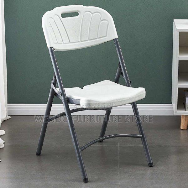Office Chair : White Plastic Folding Chair With a Gray Metal Frame.