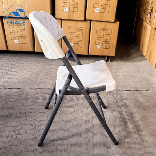 Office Chair : White Plastic Folding Chair With a Gray Metal Frame. - thumbnail 4