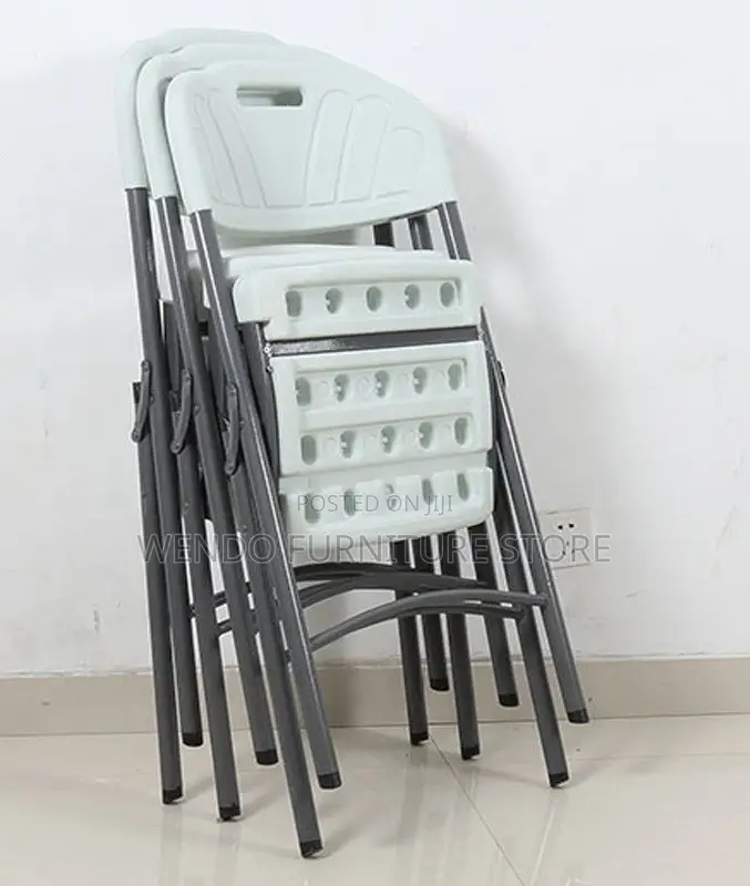 Office Chair : White Plastic Folding Chair With a Gray Metal Frame.
