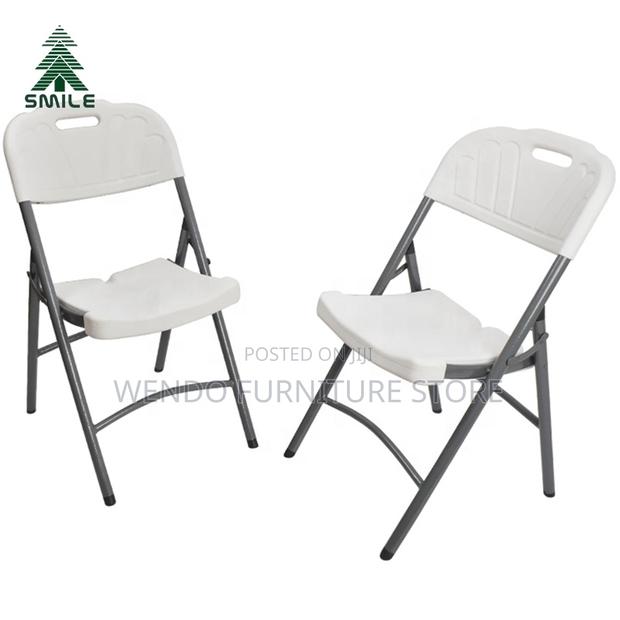Office Chair : White Plastic Folding Chair With a Gray Metal Frame. - thumbnail 7