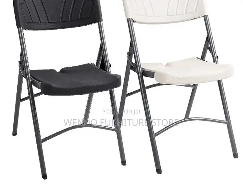 Office Chair : White Plastic Folding Chair With a Gray Metal Frame.